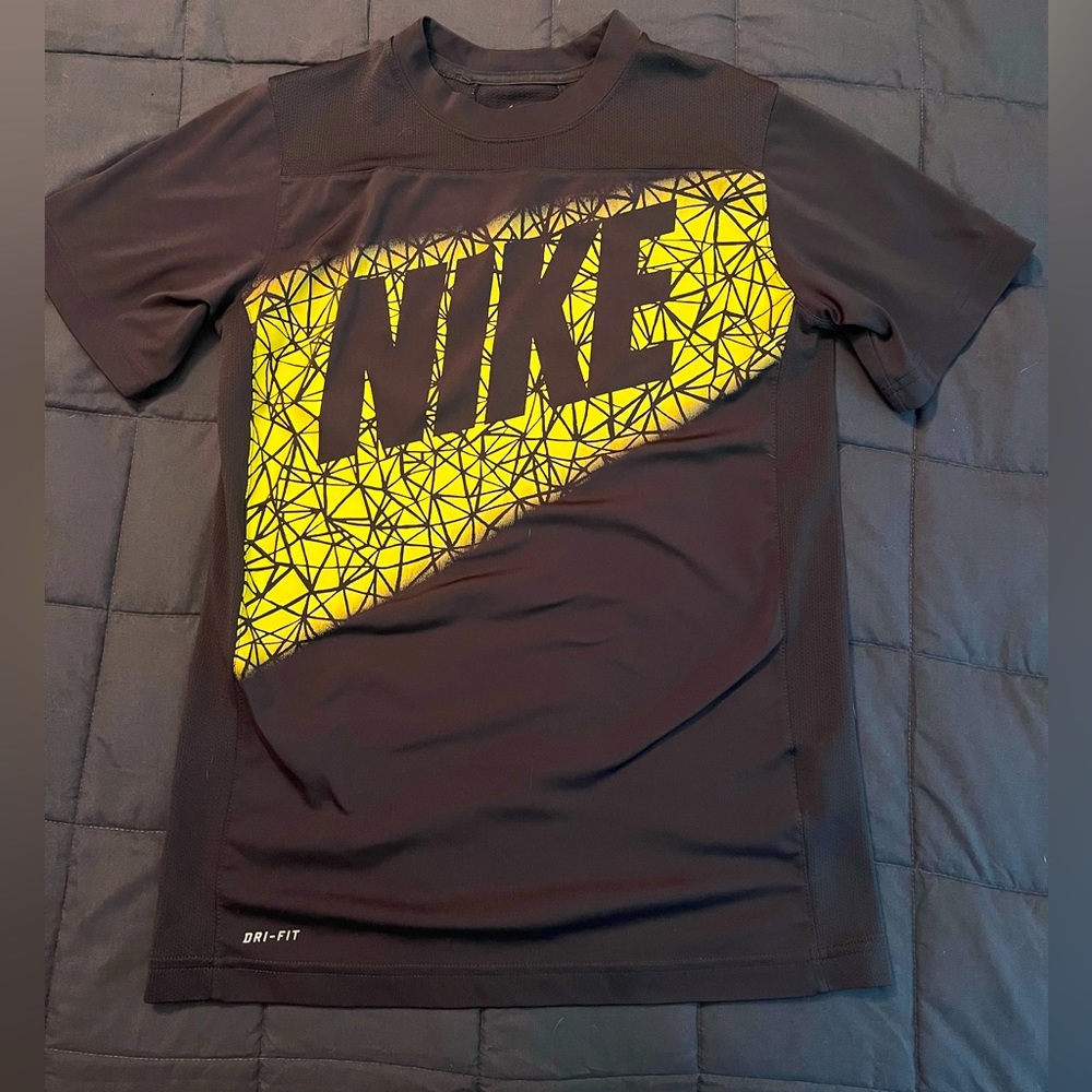 Boys dri-fit shirt. Size L (10-12). Nike